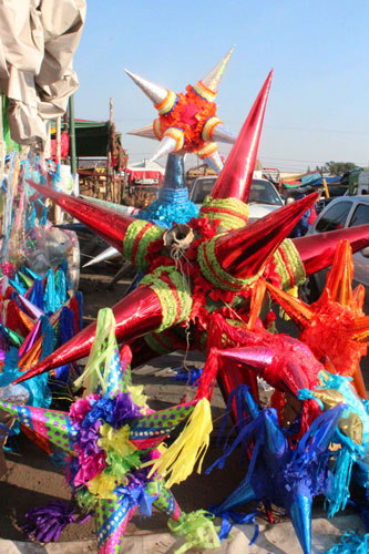 Piñatas coloridas transmiten vida y emoción en Navidad 