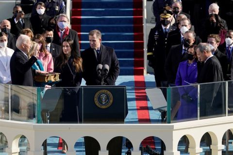 Joe Biden es juramentado como el presidente número 46 de los Estados Unidos, este 20 de enero de 2020, en el Capitolio estadounidense y frente a cientos de asistentes, en Washington.