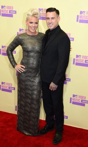 La cantante estadounidense Pink (i) y su esposo, el corredor de motos Carey Hart (d).