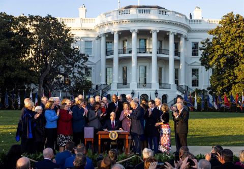 El presidente de Estados Unidos, Joe Biden (c), firma el plan de infraestructuras por valor de 1,2 billones de dólares, en la Casa Blanca en Washington (EE.UU.), este 15 de noviembre de 2021.