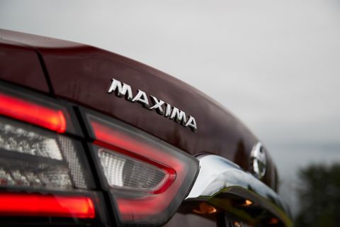 Con su cautivadora imagen de alto desempeño, rines de 19 pulgadas con corte diamante y faros LED en forma de boomerang Nissan Maxima 2019 brinda una actualización a su audaz diseño.