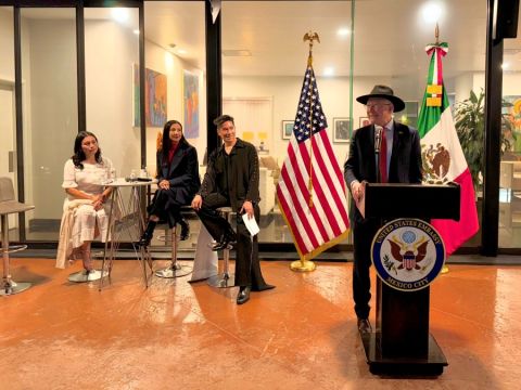 Embajada de Estados Unidos: Declaración del Embajador Ken Salazar. 04101224