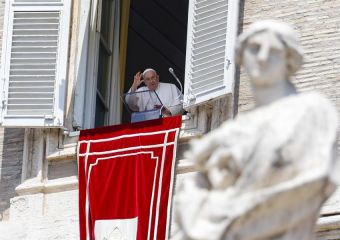 El papa Francisco hace un gesto mientras preside el rezo del Ángelus .-EFE/ Fabio Frustaci 01 260724