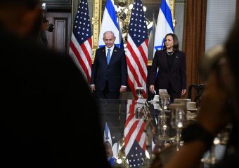 El primer Ministro de Israel, Benjamin Netanyahu (i), se reúne con la vicepresidenta estadounidense, Kamala Harris (d), en el complejo de la Casa Blanca en Washington, DC , 25 de julio de 2024. EFE/KENNY HOLSTON / POOL 01 260724