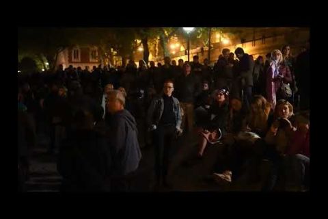 Embedded thumbnail for Cae la noche en París con Notre Dame ardiendo