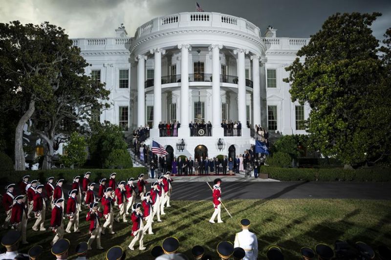 El presidente estadounidense, Joe Biden (C-R), y los líderes de la OTAN posan para una fotografía de grupo durante una ceremonia de llegada antes de una cena con aliados y socios de la OTAN en Salón Este de la Casa Blanca - Washington, DC, EE.UU. 01 11072