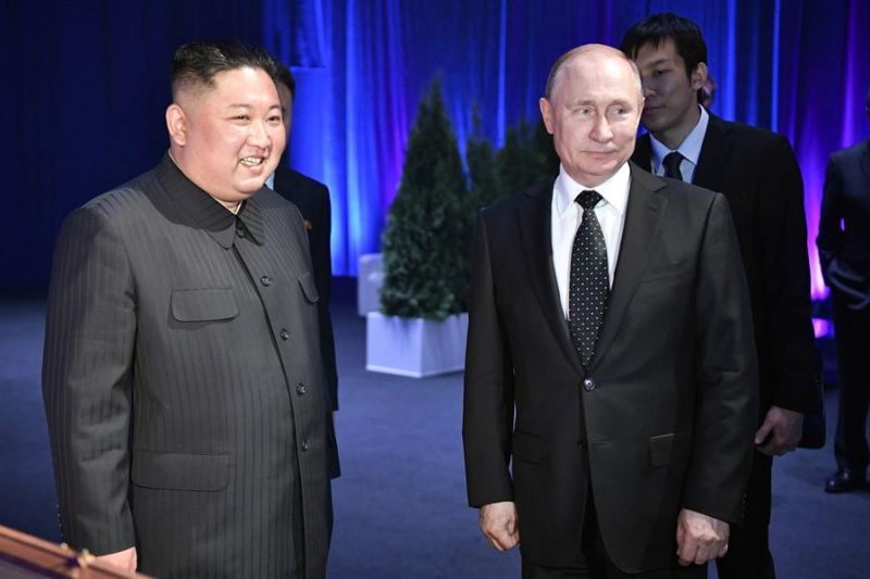 Imagen de Archivo del líder norcoreano, Kim Jong-un (izq), con el presidente ruso, Vladímir Putin (dcha), en el campus de la Universidad Federal del Lejano Oriente, en la isla de Russki, Vladivostok (Rusia).  EFE/ Alexey Nikolsky / Sputnik / Kremlin Pool 