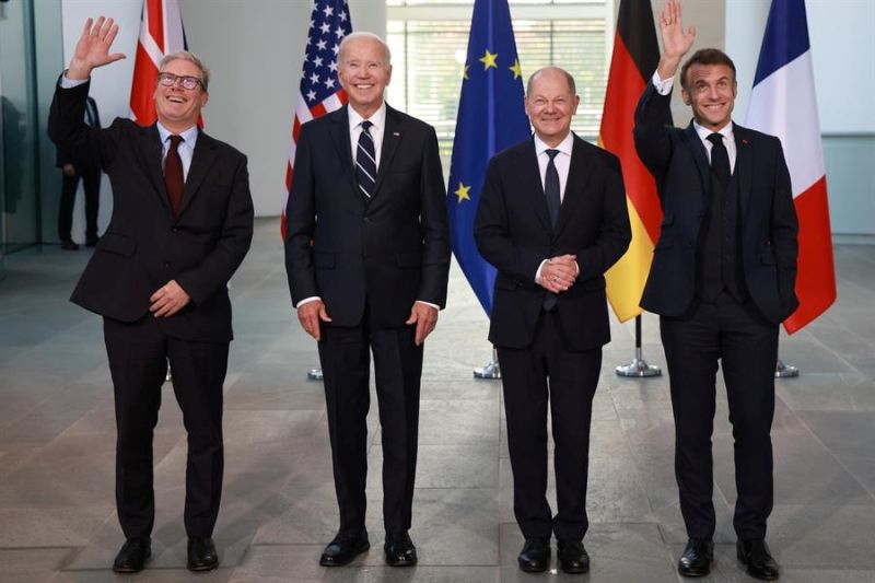 (De izq. a der.) El primer ministro británico, Sir Keir Starmer, el presidente estadounidense, Joe Biden, el canciller alemán, Olaf Scholz, y el presidente francés, Emmanuel Macron, asisten a una sesión de fotos familiares en la cancillería en Berlín 1810