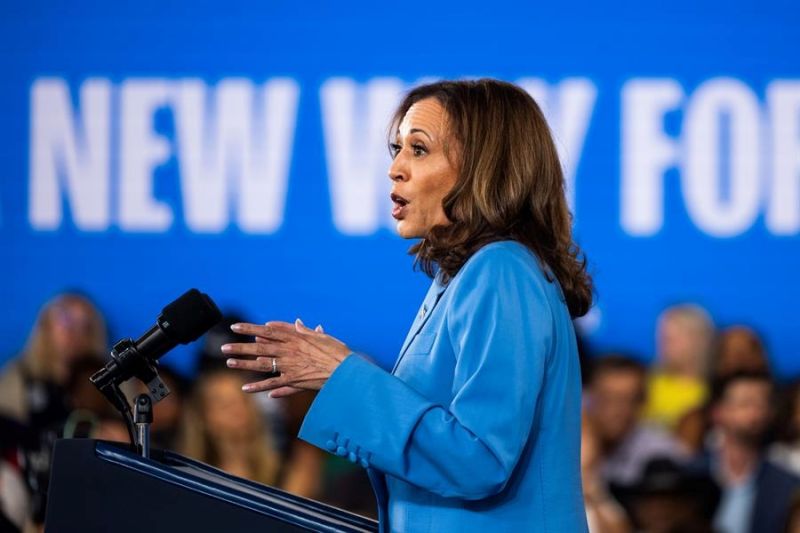 La vicepresidenta de Estados Unidos, Kamala Harris, pronuncia un discurso sobre su política económica si llega a ganar las elecciones en noviembre, en el Centro Hendrick para la Excelencia Automotriz en Raleigh, Carolina del Norte, EE.UU., el 16 de agosto