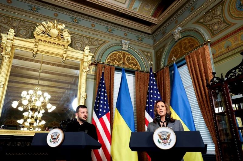 La vicepresidenta de Estados Unidos, Kamala Harris (d), y el presidente de Ucrania, Volodímir Zelensky (i), en su conferencia de prensa, en Washington, DC, EE.UU., el 26 de septiembre de 2024. EFE/TING SHEN/Pool 01270924