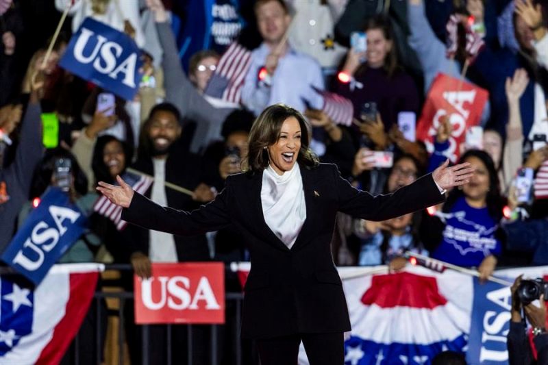 La vicepresidenta estadounidense y actual candidata presidencial demócrata, Kamala Harris, llega a su mitin de "argumentos finales" en Washington, EE.UU., el 29 de octubre de 2024. EFE/EPA/JIM LO SCALZO 01301024