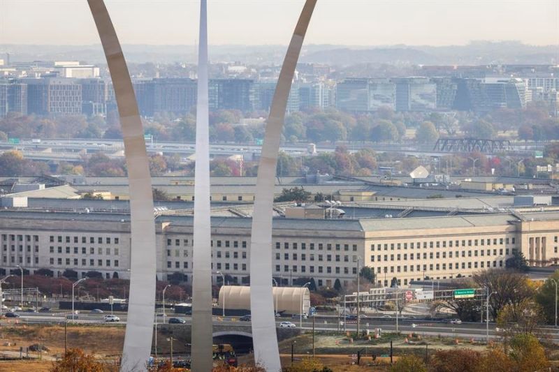 Fotografía de archivo del Pentágono, detrás del Monumento a la Fuerza Aérea de los Estados Unidos, en Arlington, Virginia, EE.UU., el 18 de noviembre de 2024.EFE/EPA/Jim Lo Scalzo 01191224