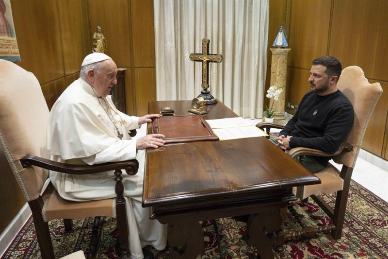 El papa Francisco y el presidente de Ucrania, Volodímir Zelenski, durante su reunión el 13 de mayo de 2023, en el Vaticano. EFE/EPA/VATICAN MEDIA HANDOUT HANDOUT EDITORIAL USE ONLY/NO SALES 01 190523