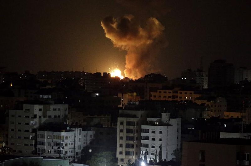 Imagen de los bombardeos israelíes de la madrugada del 3 de mayo en Gaza. EFE/EPA/MOHAMMED SABER 01 030523