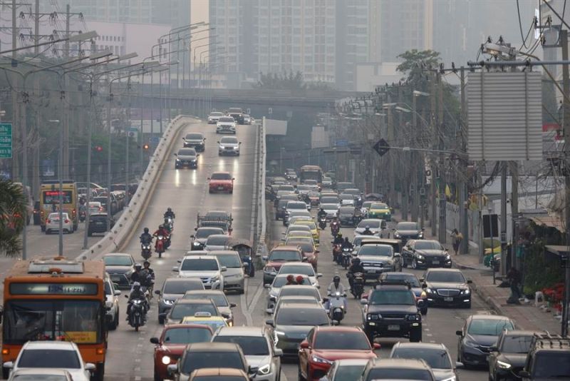 Imagen de contaminación entre el tráfico en Bangkok (Tailandia). EFE/EPA/NARONG SANGNAK 01270125