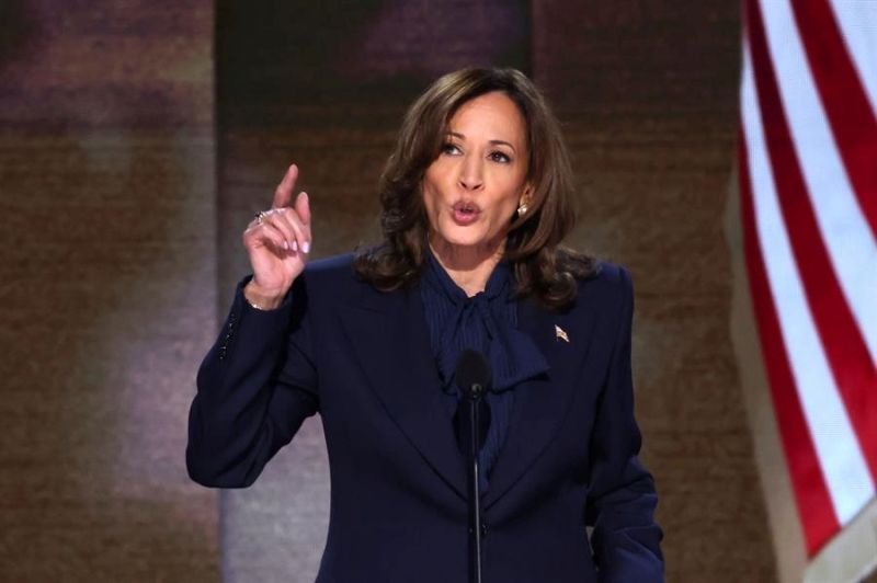 La candidata presidencial demócrata Kamala Harris durante su discurso este jueves en la última noche de la Convención Nacional Demócrata (DNC, en inglés) en el United Center en Chicago, Illinois, EE.UU., EFE/EPA/MICHAEL REYNOLDS 01 230824