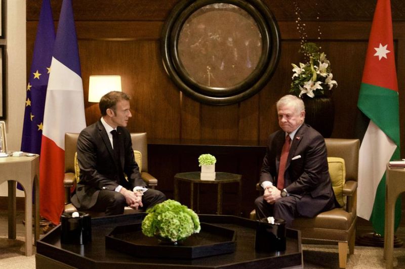 El presidente francés, Emmanuel Macron, (izq) con el rey Abdalá II de Jordania, en Ammán el 25 de octubre de 2023. EFE/EPA/NICOLAS MESSYASZ/PISCINA 01 251023