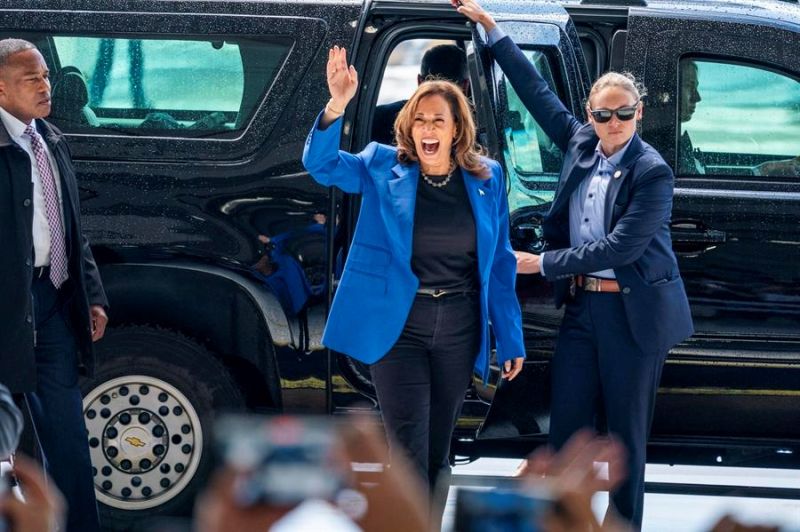 La vicepresidenta de Estados Unidos y candidata presidencial demócrata, Kamala Harris (centro), saluda a sus partidarios antes de salir en una gira en autobús de campaña desde el Aeropuerto Internacional de Pittsburgh, Pittsburgh, Pensilvania, EE.UU 01 19