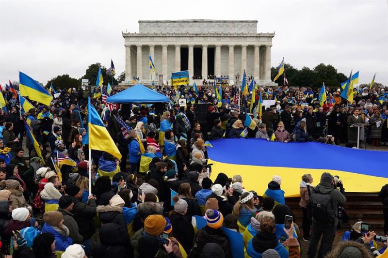 Personas participan en una manifestación para conmemorar el primer aniversario de la invasión de Rusia a Ucrania, en el Lincoln Memorial, en Washington (EE.UU.), este 25 de febrero de 2023. EFE/EPA/Will Oliver 01 270223