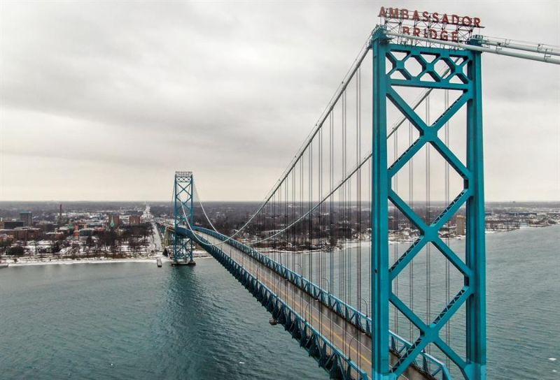 Fotografía tomada el pasado 11 febrero en la que se registró una toma aérea del puente Ambassador, que une las ciudades de Windsor, en Canadá, y Detroit, en EE.UU., durante su bloqueo por parte de caminoneros y manifestantes antivacunas contra la covid-19