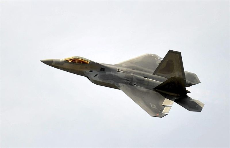 Un caza F22 de las fuerzas aéreas estadounidenses realiza un vuelo, en una fotografía de archivo. EFE/Andy Rain 01 150623