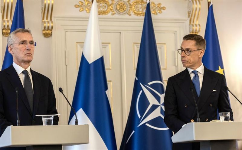 El secretario general de la OTAN, Jens Stoltenberg, en una rueda de prensa junto al presidente finlandés, Alexander Stubb. EFE/EPA/MAURI RATILAINEN 01 060624