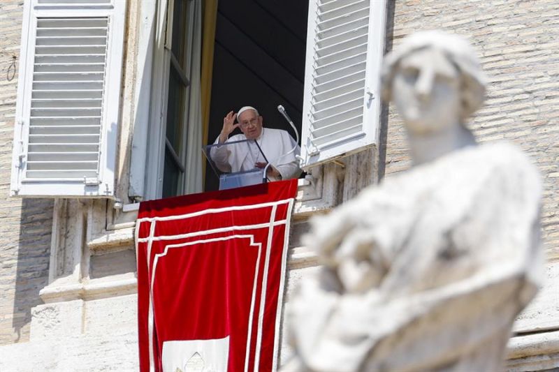 El papa Francisco hace un gesto mientras preside el rezo del Ángelus .-EFE/ Fabio Frustaci 01 260724