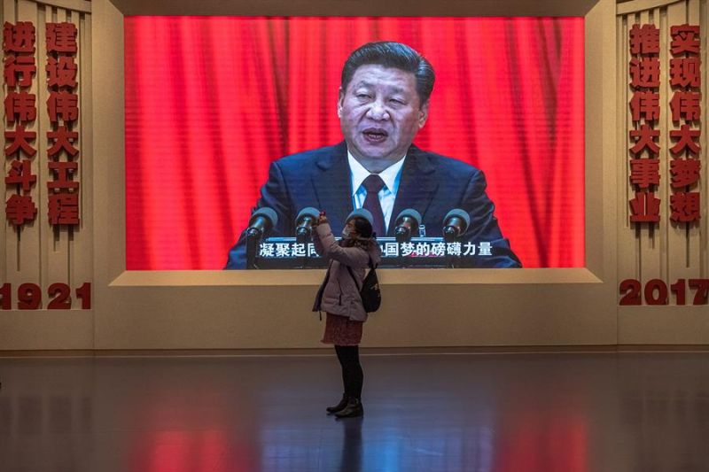 Imagen de archivo del presidente chino, Xi Jinping, que sale en una pantalla del Museo del Partido Comunista de China. 