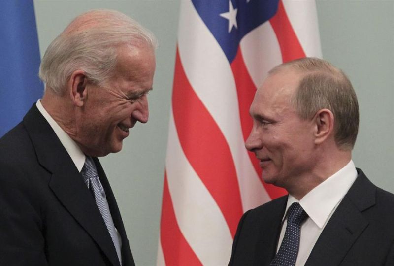 El presidente estadounidense, Joe Biden (i), conversa con el primer ministro ruso, Vladimir Putin. 