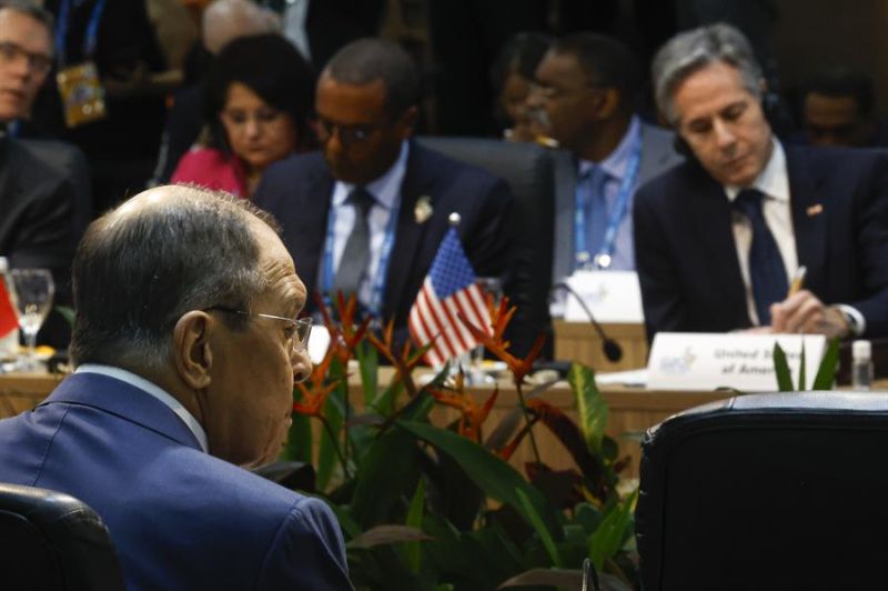 El ministro ruso de Exteriores, Serguéi Lavrov (i), y el secretario de Estado de Estados Unidos, Antony Blinken (d), participan este miércoles en la inauguración de la reunión de ministros de Exteriores del G20 en Río de Janeiro (Brasil). EFE/ Antonio Lac