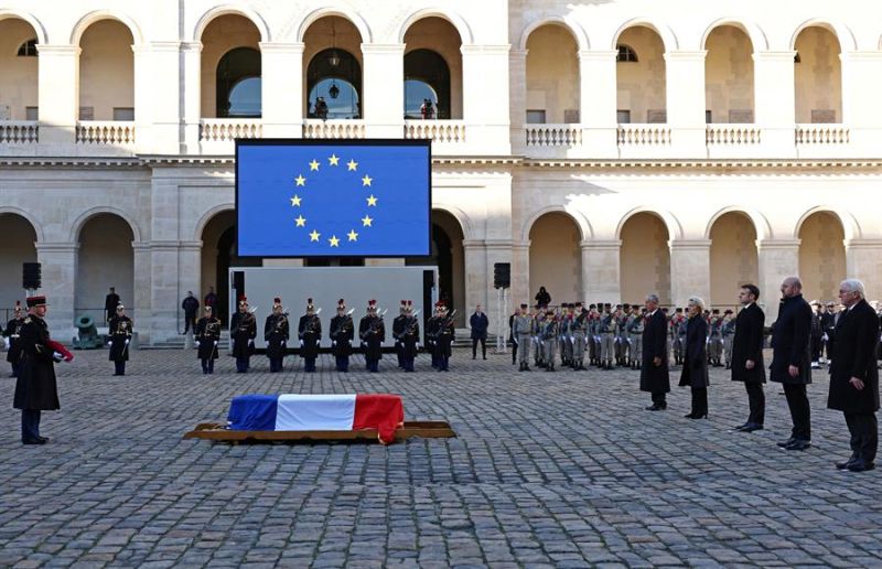 Emmanuel Macron, rindió hoy último homenaje a Jacques Delors, diez años fue presidente de la Comisión Europea (1985-1995), en acto solemne en París al que acudieron una decena de mandatarios europeos en el que subrayó su impronta como reconciliador. EFE