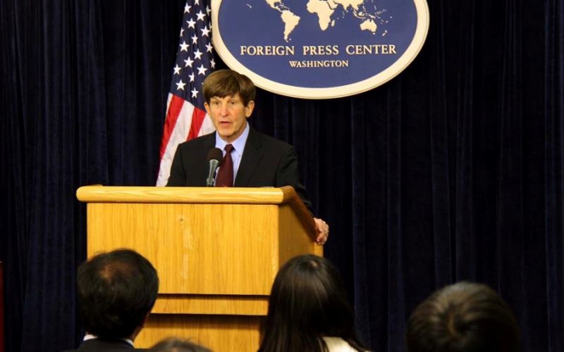 Fotografía cedida por el Foreign Press Center del profesor de la American University, Allan Lichtman, mientras habla durante una conferencia de prensa en la sede del club en Washington (EE. UU). EFE/Foreign Press Center 01230924