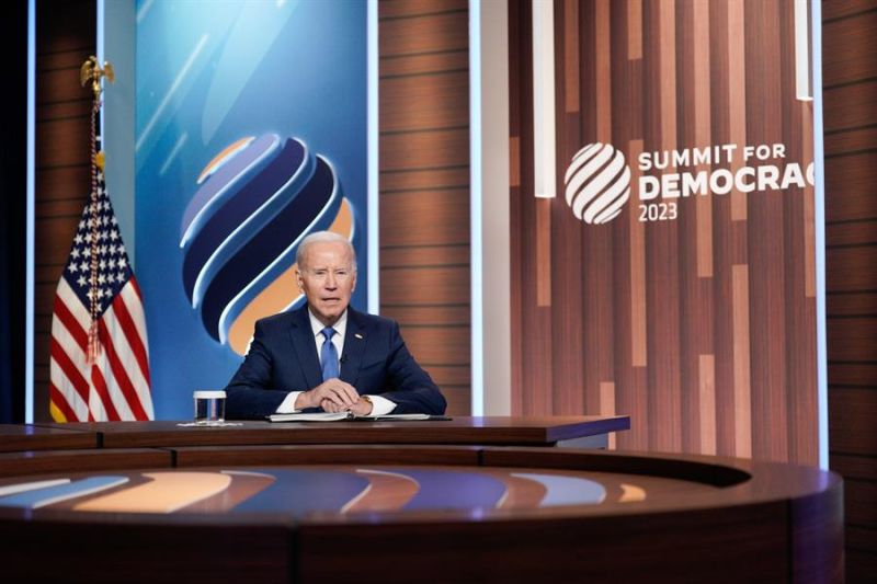 El presidente estadounidense, Joe Biden, participa en la segunda Cumbre de las Democracias, este 29 de marzo de 2023, desde la Casa Blanca, en Washington (EE.UU.). EFE/Yuri Gripas/Pool 01 300323