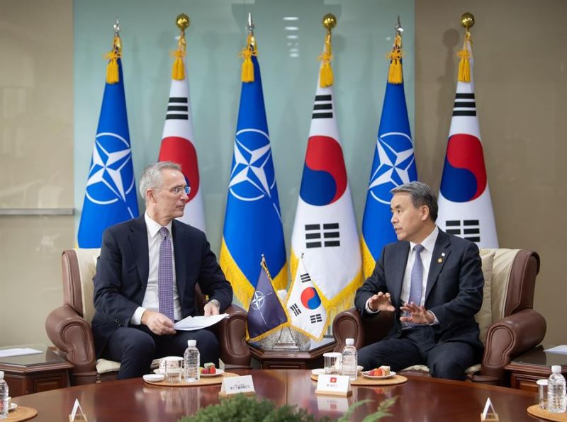 Imagen del secretario general de la OTAN, Jens Stoltenberg, (izq), con el el ministro de Defensa de Corea del Sur, Lee Jong-sup (dch). 01 300123