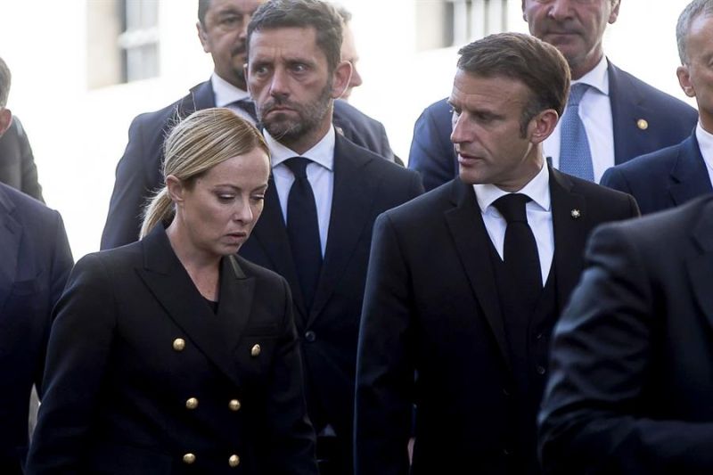 La primera ministra italiana, Giorgia Meloni (i) y el presidente francés, Emmanuel Macron, asisten alfuneral del expresidente italiano Giorgio Napolitano, en Roma. EFE/EPA/Angelo Carconi 01 270923