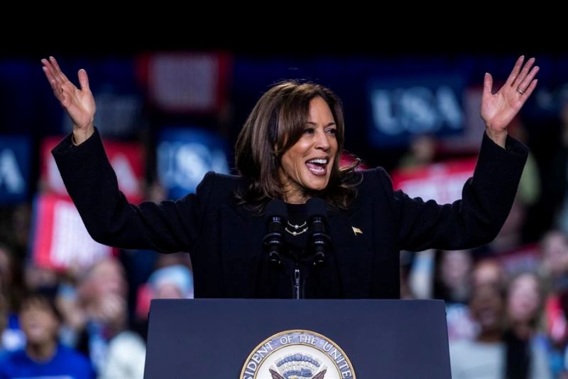 La vicepresidenta y candidata presidencial demócrata, Kamala Harris, habla en un mitin de campaña en vísperas del día de las elecciones en Allentown, Pensilvania, EE. UU., el 4 de noviembre de 2024.EFE/EPA/JIM LO SCALZO 01051124