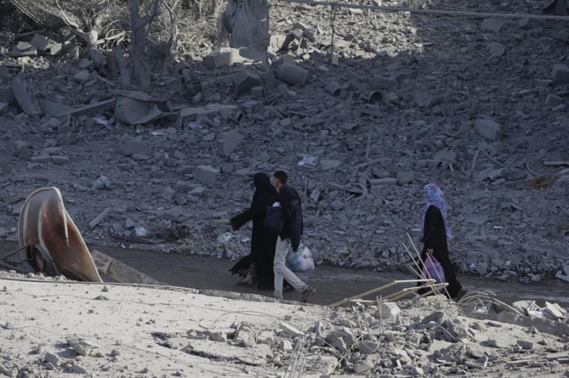 Palestinos caminan en el este de Jan Yunis, sur de Gaza, el 23 de noviembre de 2023. EFE/EPA/Mohammed Saber 01 241123