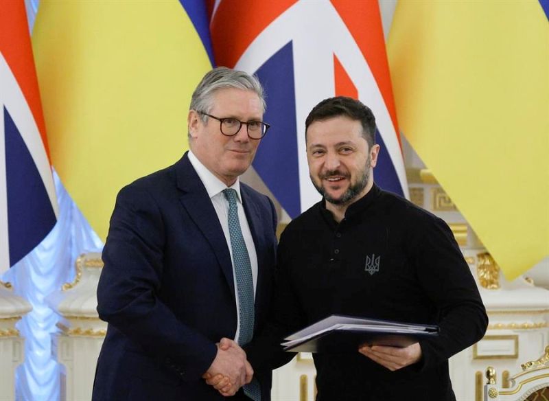 El primer ministro británico, Keir Starmer (I), y el presidente ucraniano, Volodímir Zelenski, en Kiev, el 16 de enero de 2025. EFE/EPA/SERGEY DOLZHENKO 01140225