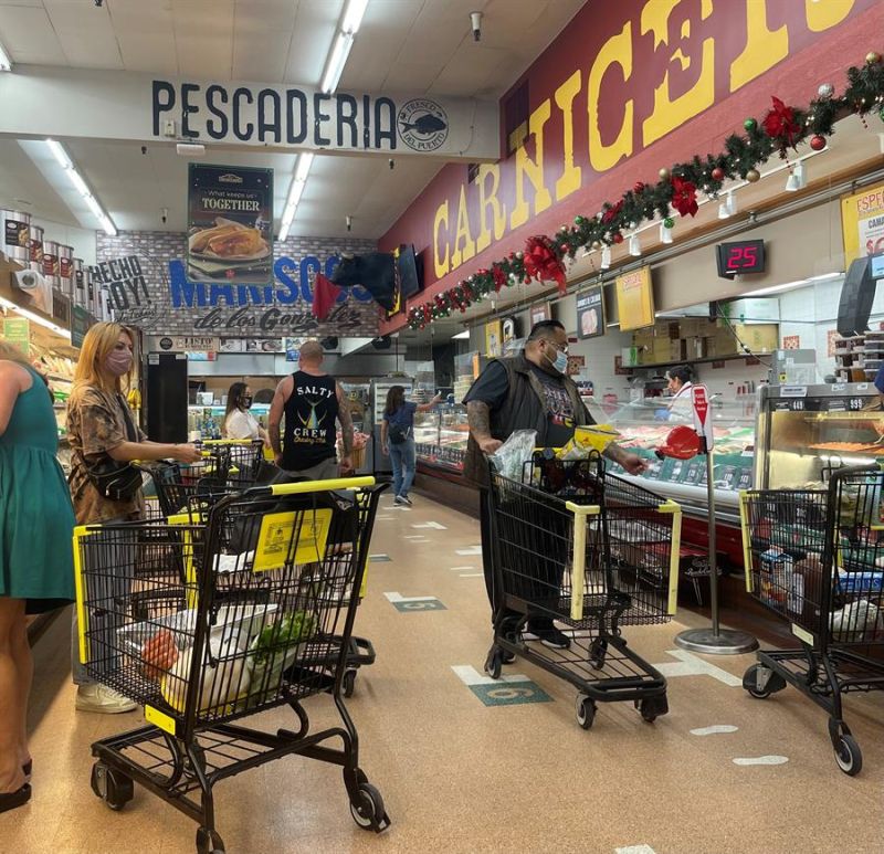 Unas personas hacen sus compras en un mercado, en una fotografía de archivo. 01 180722