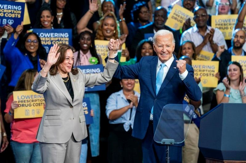 El presidente de Estados Unidos, Joe Biden (derecha), y la presunta candidata presidencial demócrata, la vicepresidenta Kamala Harris, EFE/EPA/SHAWN THEW 01 150824