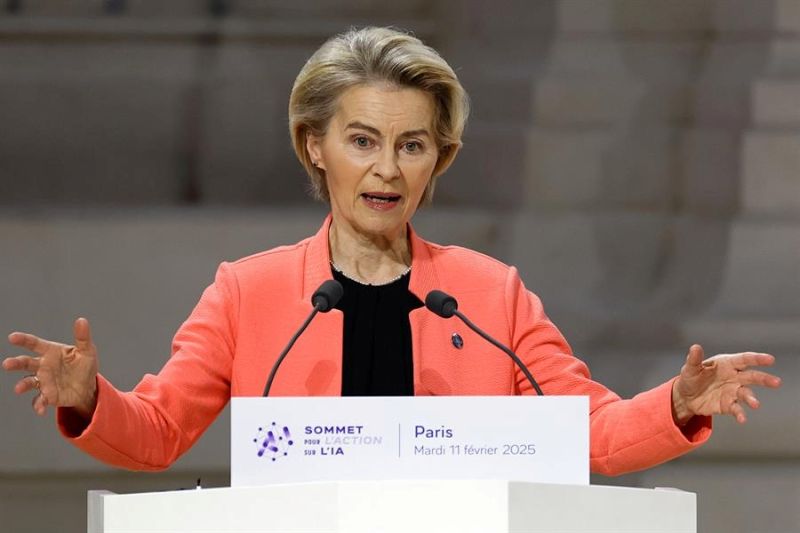 La presidenta de la Comisión Europea, Ursula von der Leyen, pronuncia un discurso durante una sesión plenaria de la Cumbre de Acción sobre Inteligencia Artificial (IA) en el Gran Palacio de París, Francia, el 11 de febrero de 2025. 01120225