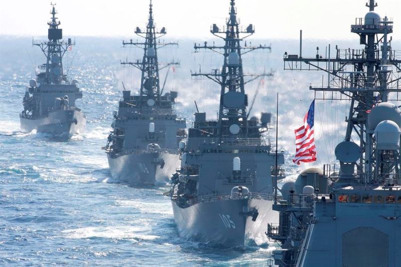 Fotografía de archivo en donde se ven barcos de las Fuerzas de Autodefensa Marítima de Japón y de la Marina de Estados Unidos, que llevan a cabo maniobra militar. EFE/HITOSHI MAESHRIO 01131124