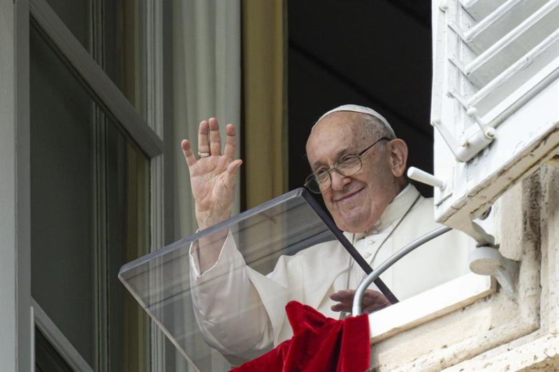 El papa Francisco durante el rezo del Angelus este domingo en la plaza de San Pedro en el Vaticano. EFE/EPA/VATICAN MEDIA HANDOUT HANDOUT EDITORIAL USE ONLY/NO SALES 01 280823