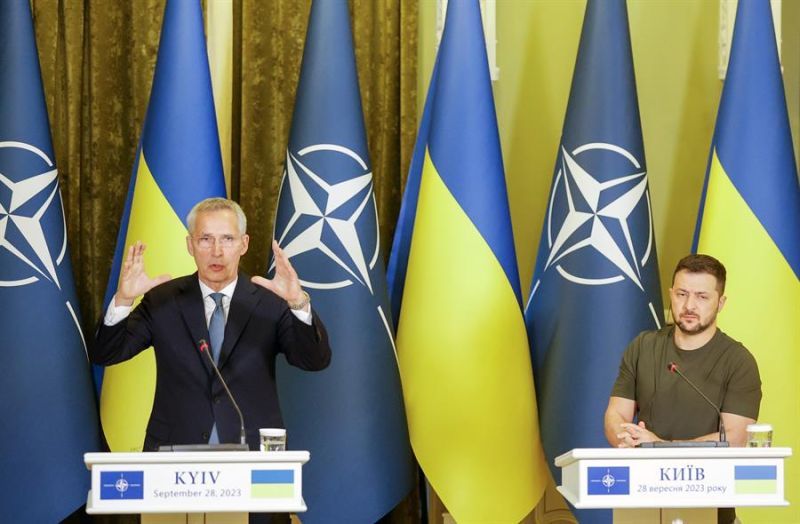 Ukrainian President Volodymyr Zelensky (R) and NATO Secretary General Jens Stoltenberg (L) attend a joint press conference following their meeting in Kyiv (Kiev), Ukraine, 28 September 2023 Jens Stoltenberg arrived in Kyiv to meet with Zelensky EFE 280923