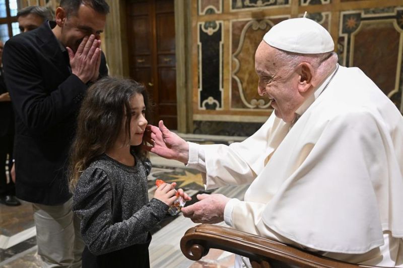 El papa Francisco saluda a una niña este viernes en una audiencia en el Vaticano. EFE/ Mario Tomassetti/Vatican Media