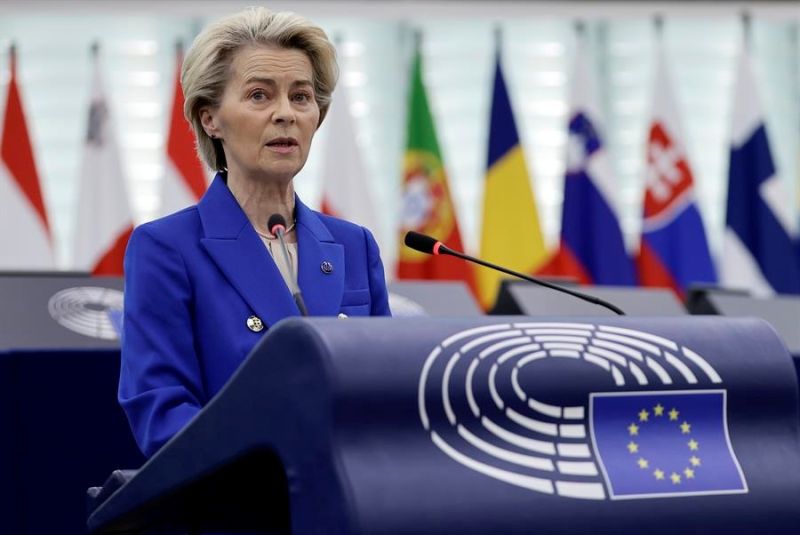 La presidenta de la Comisión Europea, Ursula von der Leyen, habla durante un debate sobre la preparación para la reunión del Consejo Europeo, en el Parlamento Europeo en Estrasburgo, Francia, 18 de diciembre de 2024. EFE 01181224