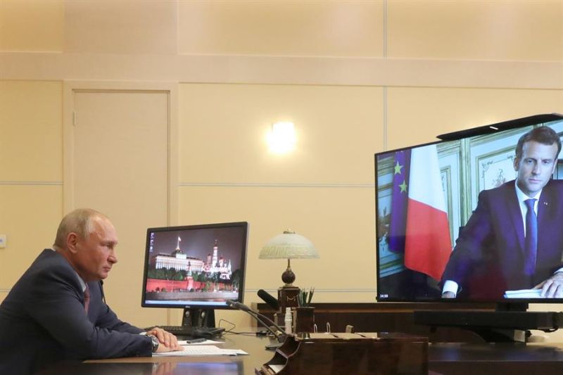 Imagen de archivo de una conversación por videoconferencia entre el presidente ruso Vladimir Putin (i) y el francés Emmanuel Macron (en la pantalla), en junio del 2020. 