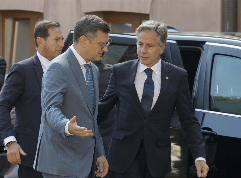 El ministro de Exteriores de Ucrania, Dmytro Kuleba, y el secretario de Estado estadounidense, Antony Blinken, en Kiev. EFE/EPA/SERGEY DOLZHENKO 01 060923