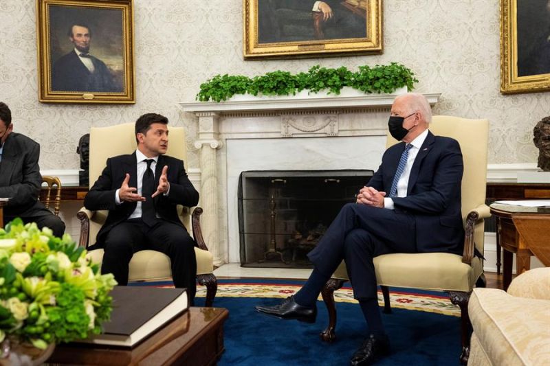 El presidente de EE.UU., Joe Biden (d) dialoga con su homólogo de Ucrania Volodymyr Zelenskyy (i). 