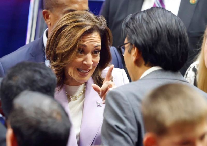 La candidata demócrata a la presidencia de EE.UU., Kamala Harris, saluda a sus partidarios después de un mitin en el Thomas and Mack Center de la Universidad de Nevada, en Las Vegas, Nevada, EE.UU., este 10 de agosto de 2024. EFE/EPA/Bizuayehu 01 120824 